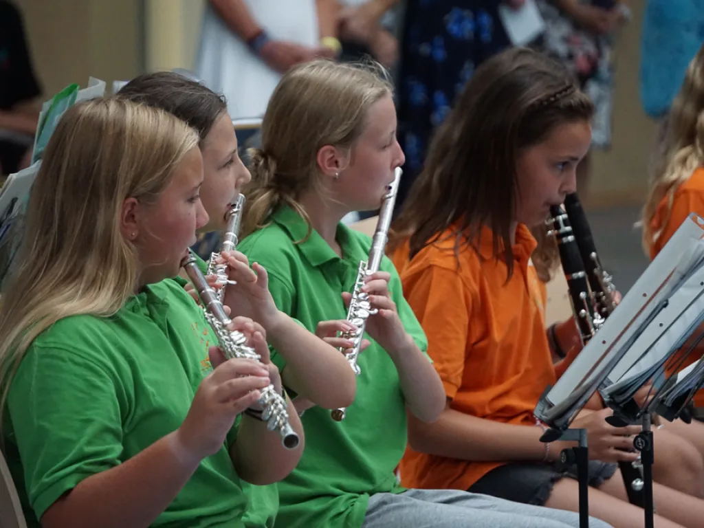 Zwei Querflöten spielende Jugendliche im Orchester.